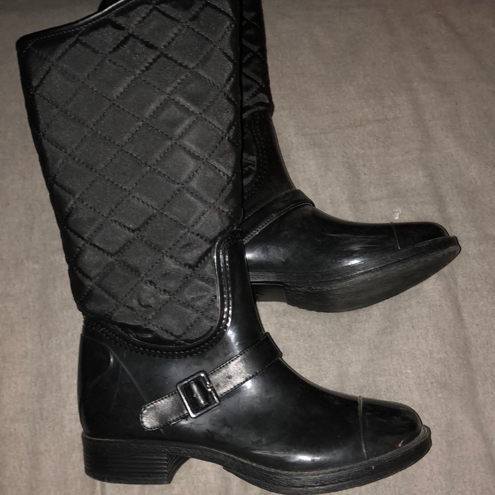 black winter boots